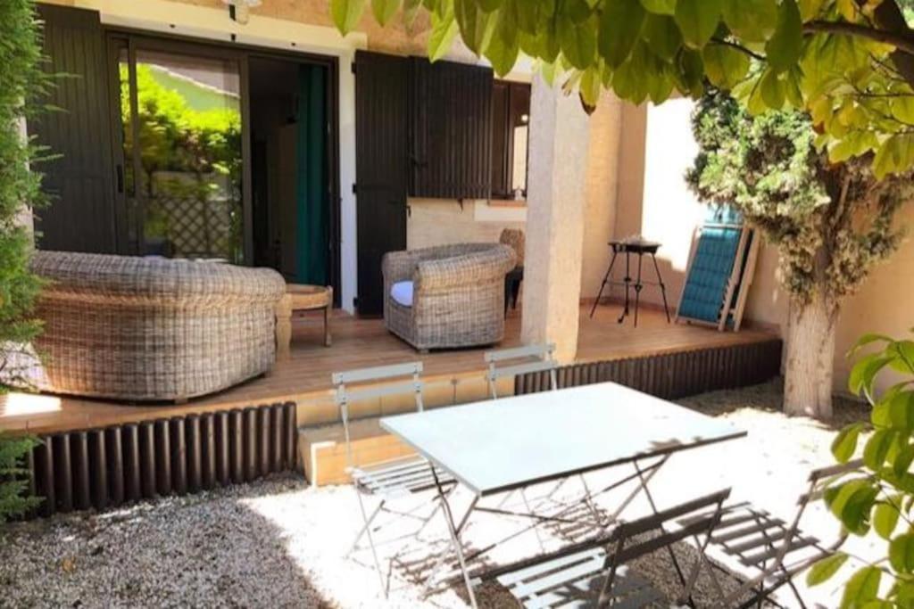 Cocoon'Isle - Jardinet- Jacuzzi LʼIsle-sur-la-Sorgue Exterior foto